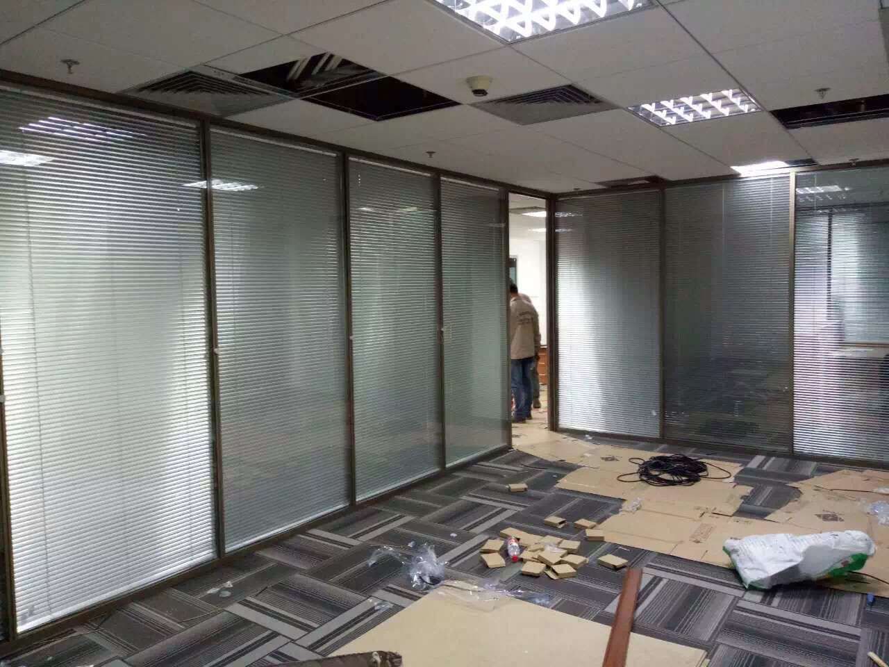 百叶和玻璃相结合的百叶玻璃隔断是敞开兼私密性的最佳空间合作伙伴(图1)