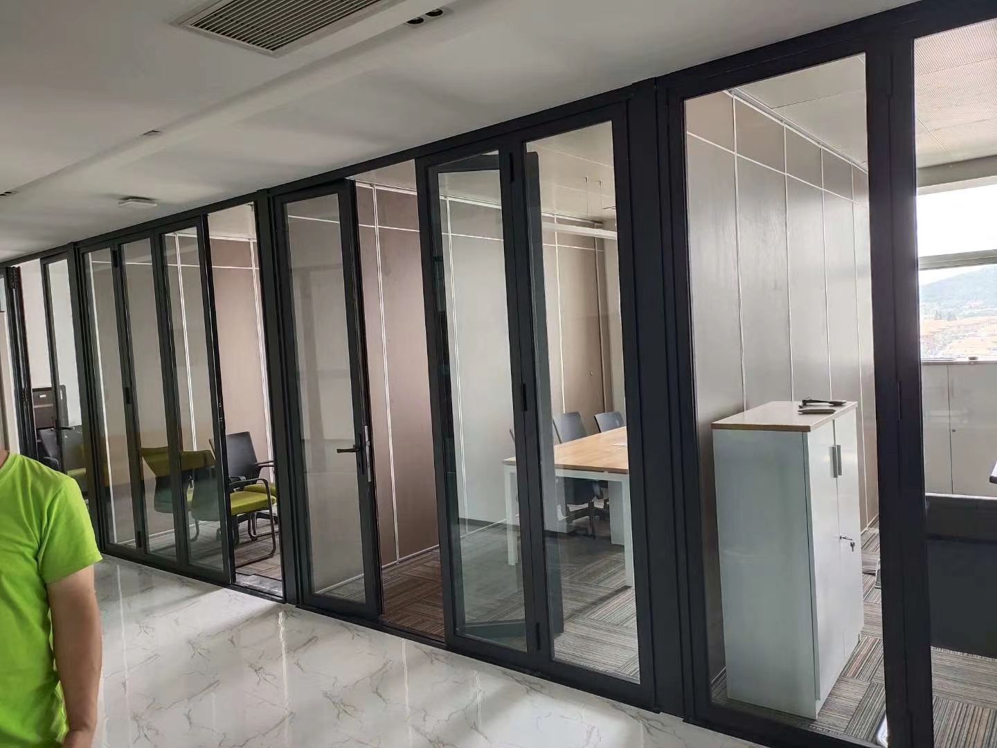 赛勒尔活动玻璃隔断装修装饰办公室格局设计(图5)